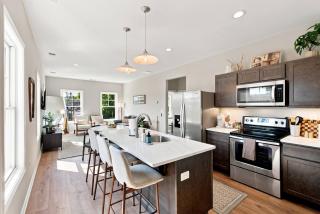 Stylish Chevy Chase Stay Walk to Dining and UK - 0