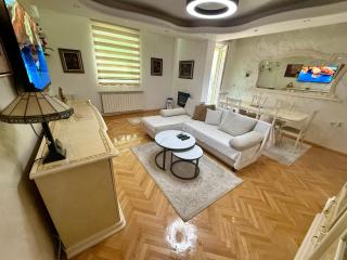 LuxeStay Central Apartment - 7