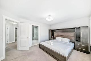 4BR Luxury Home | Free Parking | KING Bed - 4