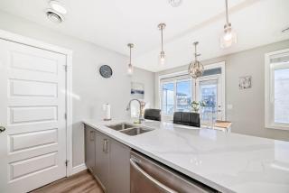 Double Garage | Stunning Home | Balcony - 4