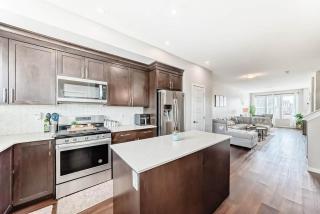 Modern 3BR Townhome | Family Friendly | Near YYC - 7