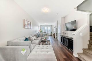 Modern 3BR Townhome | Family Friendly | Near YYC - 4