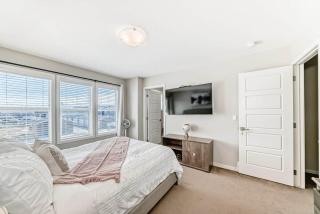 Modern 3BR Townhome | Family Friendly | Near YYC - 1