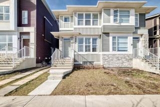 Modern 3BR Townhome | Family Friendly | Near YYC - 2