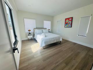Modern 3BR Home Sleeps 8 Near Calle 8 Fast WiFi - 7