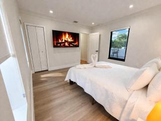 Modern 3BR Home Sleeps 8 Near Calle 8 Fast WiFi - 6