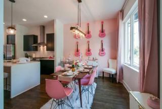 King & Queen 2 Homes - 24 Beds City Views - 4