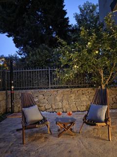 Azura Jacuzzi Suite - Private Courtyard & Hot Tub - 3
