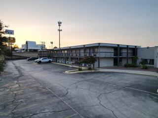 Texas Inn & Suites - 1
