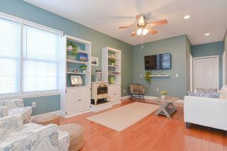 Harbortown Hideaway - 1