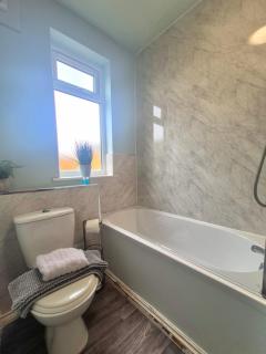 Family 3BR Home - Free Parking - Near City Centre - 6