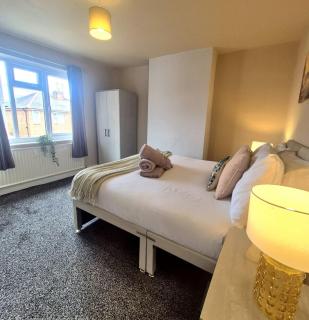 Family 3BR Home - Free Parking - Near City Centre - 3