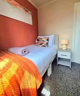 Family 3BR Home - Free Parking - Near City Centre - 1