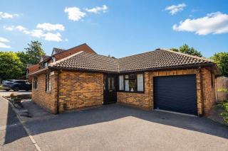 Spacious 4-Bed Bungalow with Private Parking - 0