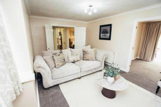 Spacious 4-Bed Bungalow with Private Parking - 9