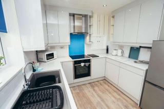 Spacious 4-Bed Bungalow with Private Parking - 7
