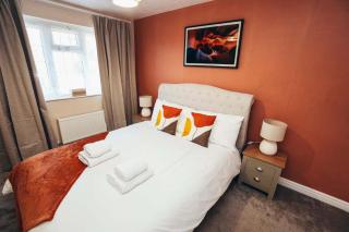 Spacious 4-Bed Bungalow with Private Parking - 6