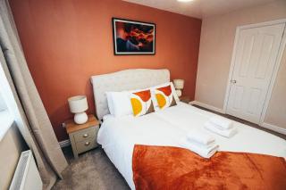 Spacious 4-Bed Bungalow with Private Parking - 5