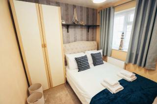 Spacious 4-Bed Bungalow with Private Parking - 1