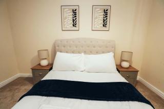 Spacious 4-Bed Bungalow with Private Parking - 4