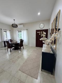 The Luxe Farmhouse -Near International Airport, Parking, BBQ & Hammock - 3