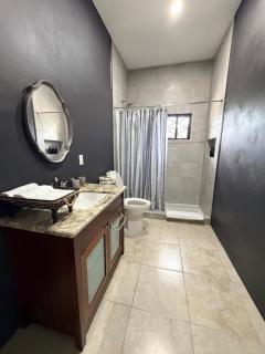 The Luxe Farmhouse -Near International Airport, Parking, BBQ & Hammock - 2