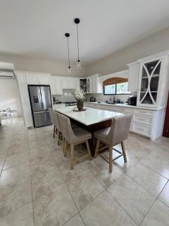 The Luxe Farmhouse -Near International Airport, Parking, BBQ & Hammock - 7