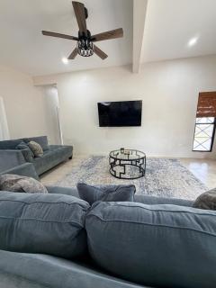 The Luxe Farmhouse -Near International Airport, Parking, BBQ & Hammock - 8