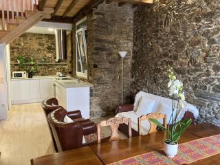 Casa histórica de piedra en el Camino de Santiago - 1