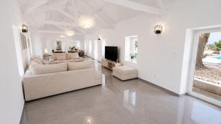 Luxury Villa with Private Pool & Huge Garden - 3