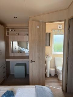 Beautiful Caravan Sleeps 6 views of Lundy Island - 6