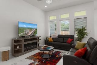 2023 Modern 3BR Fast WiFi Workspace Pet-friendly Garage Yard - 9