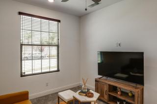 1BR Guest House w/ Private Entrance and Laundry - 6