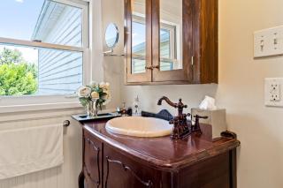 Hummingbird Haven Bed & Breakfast Luxury Suite With Terrace & Seasonal Lake Views Located in Historic Old Town Niagara-On-The-Lake - 7