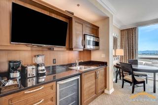MGM Signature-10-618 Jacuzzi Studio - 9