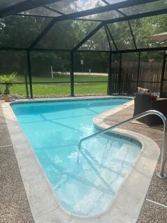 Prime location enclosed screen pool near Market st - 4