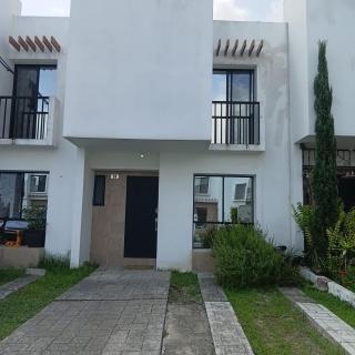 Casa completa ideal para empresas o familias grandes, zona Residencial Privada seguridad las 24hrs - 0