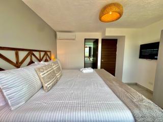 Oasis in the heart of the city 2 Bedroom Apartment - 3