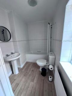 King 4-Bed Haven Near Station & Centre - 7