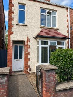 King 4-Bed Haven Near Station & Centre - 5