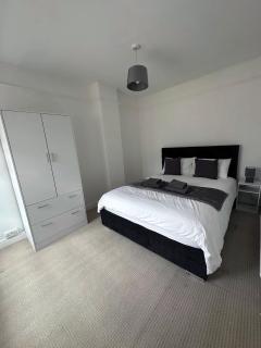 King 4-Bed Haven Near Station & Centre - 4