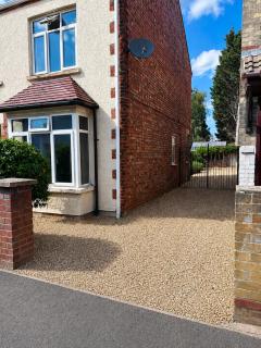 King 4-Bed Haven Near Station & Centre - 2
