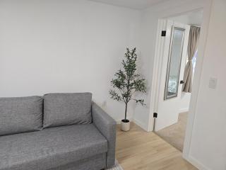 Studio Near Airport & City - Cozy Green Retreat! - 4