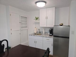 Studio Near Airport & City - Cozy Green Retreat! - 7