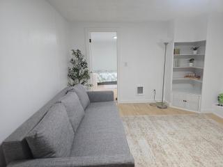 Studio Near Airport & City - Cozy Green Retreat! - 9