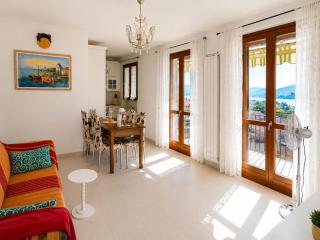 Stunning Pool Apartment with Lake View - 4
