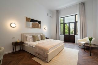 Designer 4BR Retreat - Chic & Central - Steps to Old Town - 9