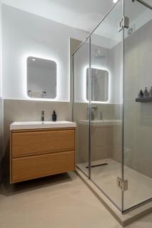 Designer 4BR Retreat - Chic & Central - Steps to Old Town - 5