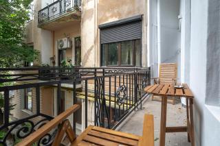 Designer 4BR Retreat - Chic & Central - Steps to Old Town - 1