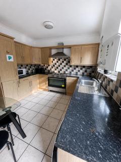 Charming 6-Bedroom House - Near City Centre - 8
